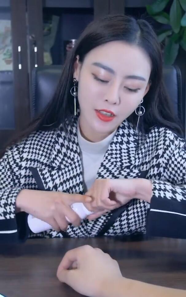 抖音90后老板娘胡桃佳子LJ个人资料简介 胡桃佳子图片写真微博