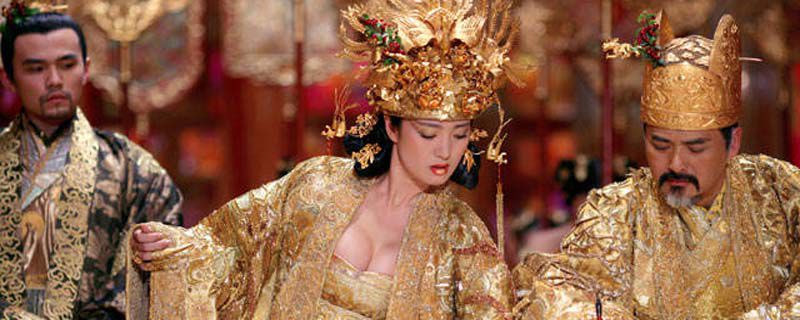 满城尽带黄金甲讲的是什么意思