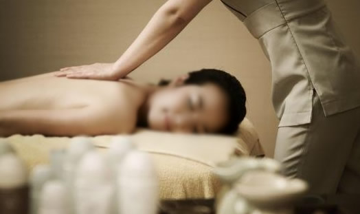 女子做SPA被直播 整个过程上身全裸