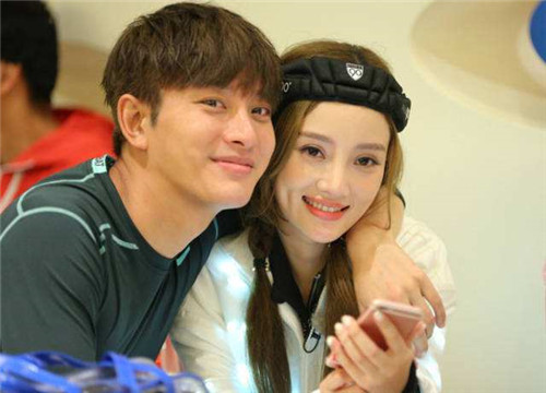 李小璐和贾乃亮为什么离的婚 甜馨判给了谁?