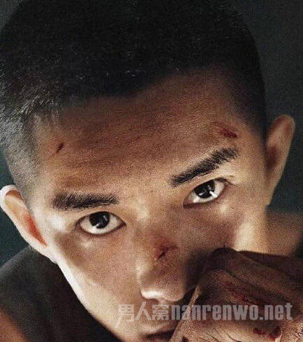 易烊千玺又双叒解锁新发型，男生发型的最佳参考