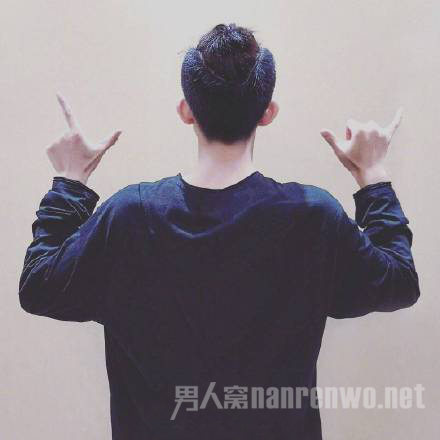 易烊千玺又双叒解锁新发型，男生发型的最佳参考