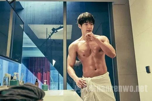 男人已经不光光护脸啦 还有他们那强壮的身子