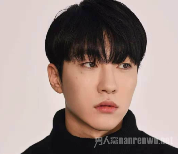 男士发型之发质比较硬的男生适合剪的时尚刘海发型