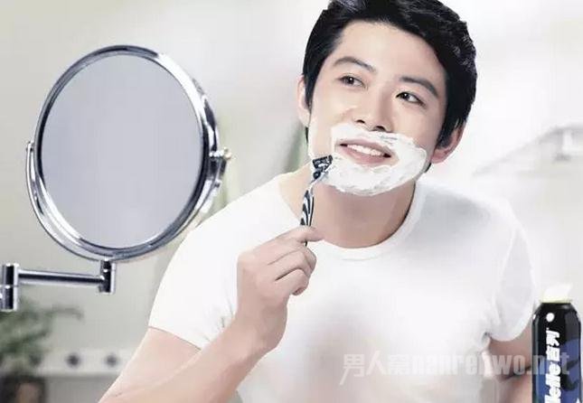 你的黑眼圈好丑 不会护肤的男人怎么征服世界