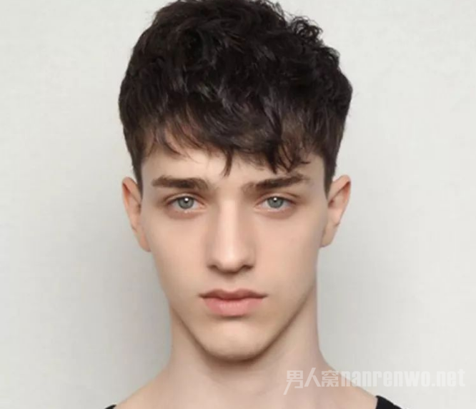 什么样的发型能让矮个子男生显高？有什么技巧呢？