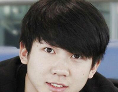 男生也爱巴掌脸 大宽脸男生这样搭配发型最显脸小