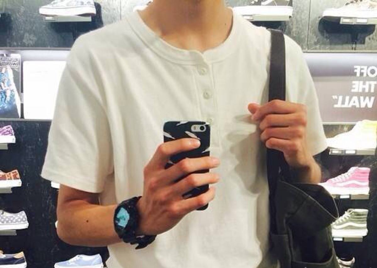 男生夏天选择什么样的服装搭配 突出个性也不显夸张