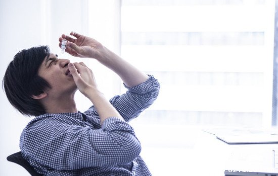 左眼跳是什么意思 眼皮跳是身体出现了问题