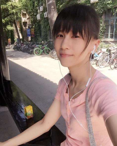 姜逸磊的艺名Papi酱的由来及其与老公老胡的相识经历