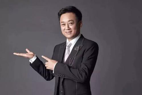 朱军退出主持后的工作动向与强大背景揭秘