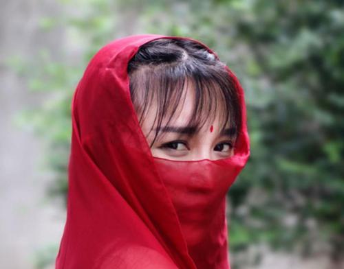 李子柒的人生历程与商业成功揭秘:从家境到事业的转变
