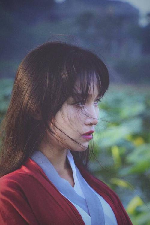 李子柒的人生历程与商业成功揭秘:从家境到事业的转变