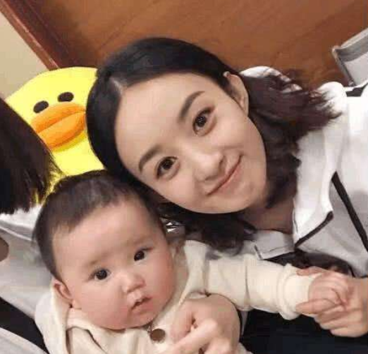 赵丽颖一家三口照片公开,她和冯绍峰的近况怎样?