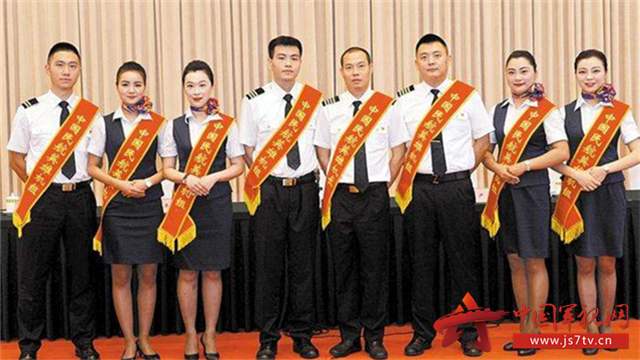 川航8633事件后,空姐和机长的奖金、机长刘传健的工资有多少?