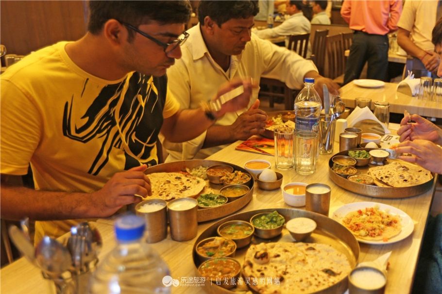 印度人以右手进食的原因及文化背景