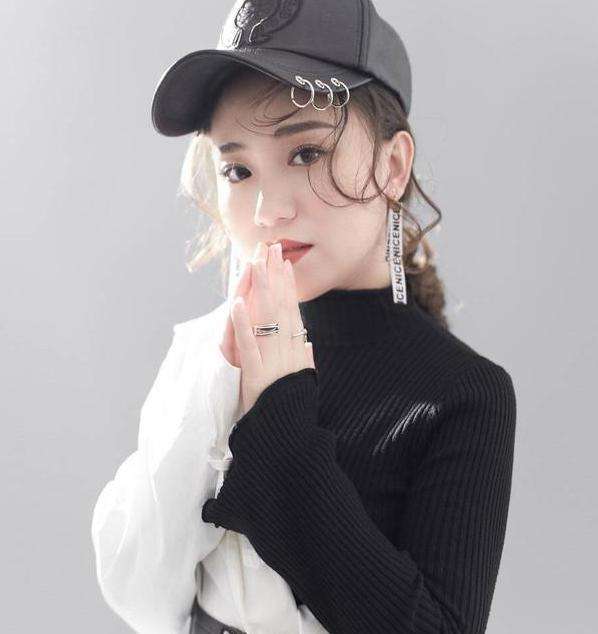 丫蛋含泪透露八年婚姻结束原因,现任男友身份揭秘