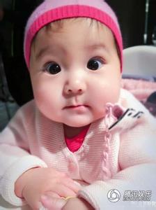 贾静雯女儿咘咘最新萌照曝光,600万身价引关注,今年几岁了?