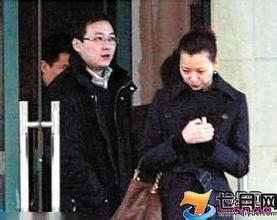 董卿承认已当妈，老公孩子照片曝光：赴美生子真相揭秘