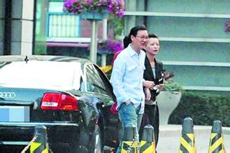 董卿承认已当妈，老公孩子照片曝光：赴美生子真相揭秘