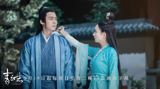 赵丽颖提裙险走光照片引争议,为家乡修路反被骂背后揭秘