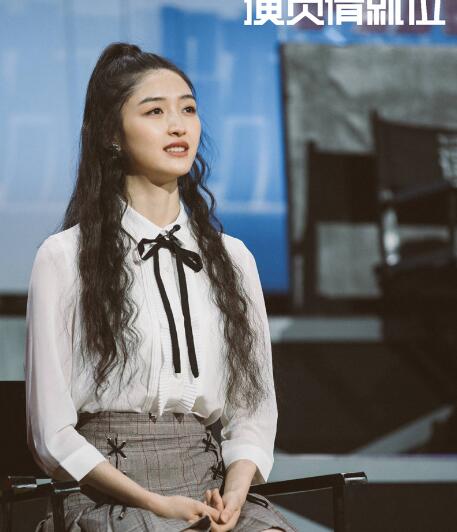 康可人腿部问题怎么回事？皮肤白皙貌美，容颜出众不是吹的！