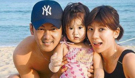 贾静雯女儿梧桐妹罕见正面照曝光，网友：长得竟像他！