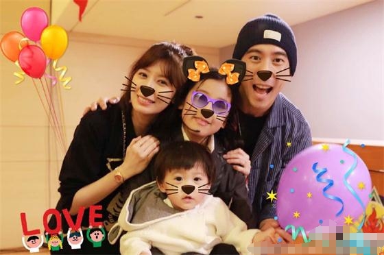 贾静雯女儿梧桐妹罕见正面照曝光，网友：长得竟像他！