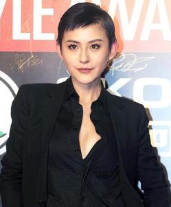 甄嬛传宁嫔热依扎近照脸变僵？老公资料引关注，曾否认整容传闻