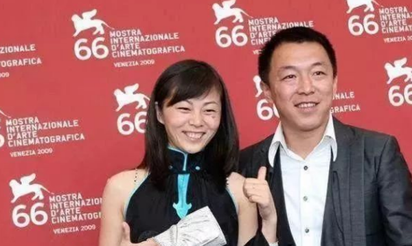 黄渤与青梅竹马的妻子：婚后生活甜蜜美满，令人称羡