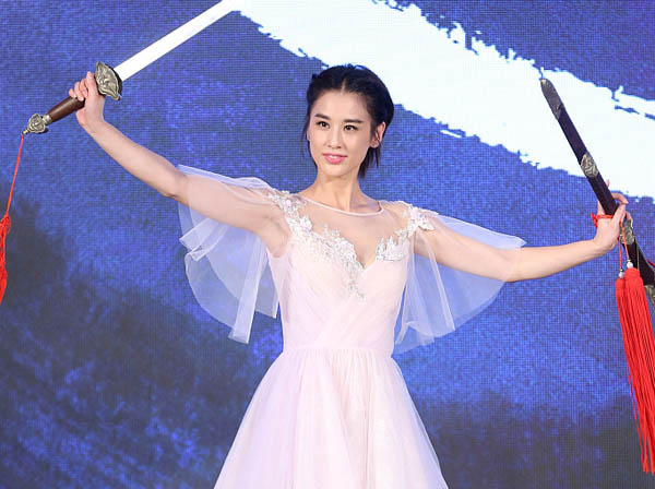 黄圣依出演白衣方振眉女主角：获老公和儿子支持