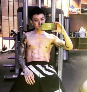 秦奋爸爸与王思聪谁更有钱？秦奋女友大曝光