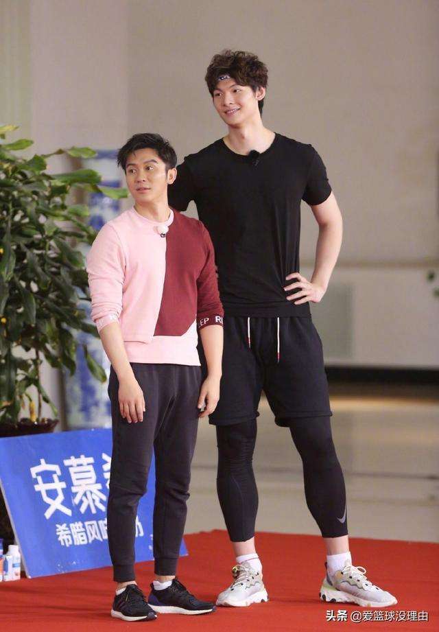 王哲林成公司老板，CBA年收入曝光，竟曾是跑男黑衣人！