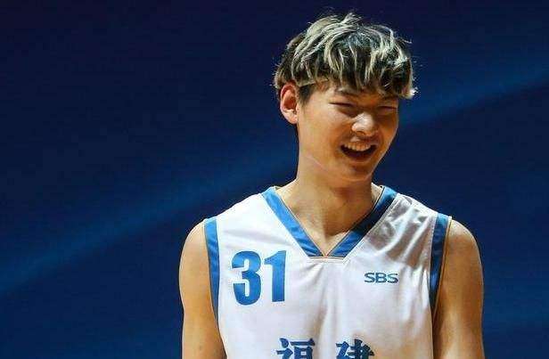 王哲林成公司老板，CBA年收入曝光，竟曾是跑男黑衣人！