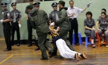 揭秘：死刑犯刑场上的最后瞬间，真实枪决场景罕见曝光
