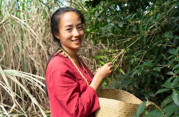 川乡小妹儿与型男之间有着怎样的关系？