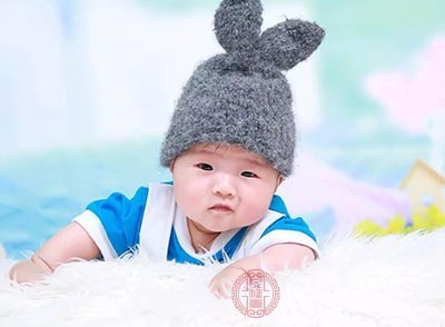 新生儿脑瘫早期症状：婴儿身体打挺、头后仰的睡姿图片自测