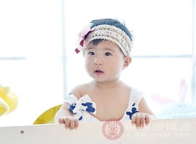 新生儿脑瘫早期症状:婴儿身体打挺、头后仰的睡姿图片自测