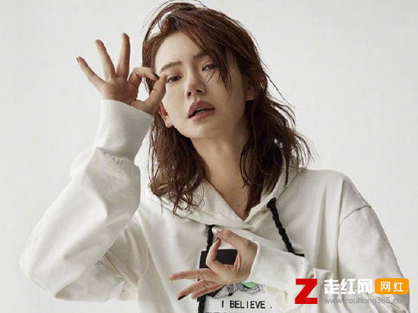 戚薇父母是干什么的家境如何，单亲家庭长大的她现在一家其乐融融