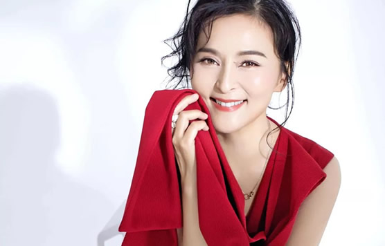 黄志忠前妻何音的资料 内地第一代“瑶女郎”