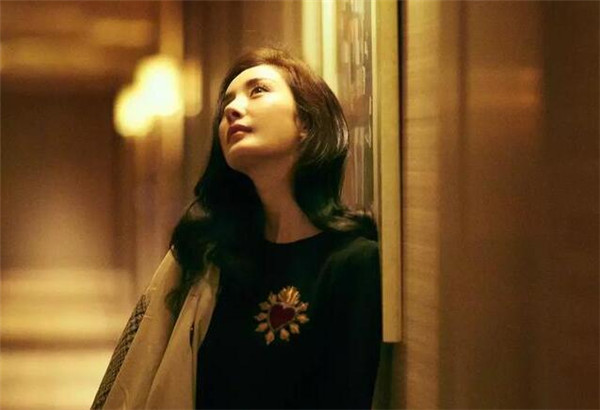 杨幂鼻子露鼻孔朝天鼻孔照 朝天鼻总抢戏完全没有偶像包袱了