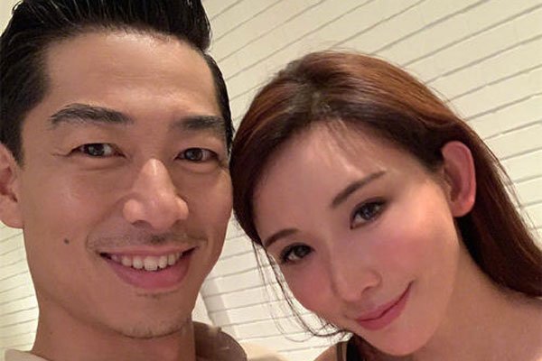 林志玲比基尼卖萌照 穿蓝色比基尼坦露事业线卖萌