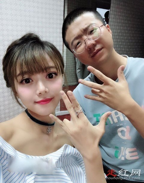 骆歆穿吊带事件怎么回事 肩带衣服掉下来了