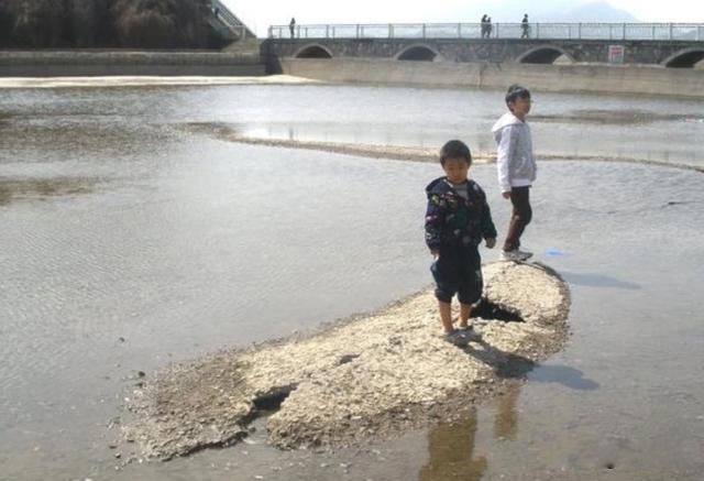 常在河边走哪能不湿鞋的意思 经常在江湖上混难免会挨棍子
