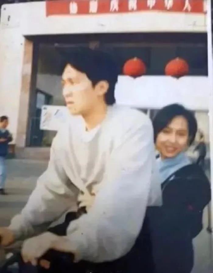 周星驰和张柏芝结婚是不是真的 张柏芝的三胎不是周星驰的