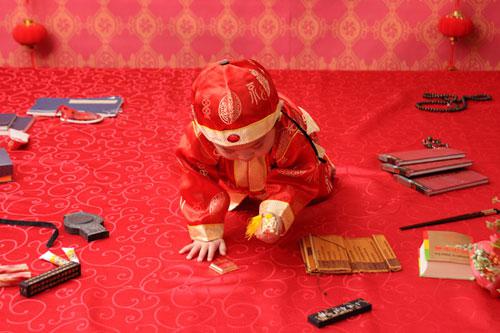 小孩抓周忌讳什么一般准备几样东西 宝宝抓周真的灵验吗