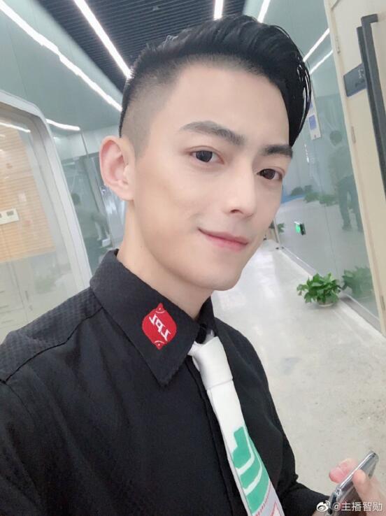 智勋为什么站着直播是太矮了吗 他怎么来说自己是常德人