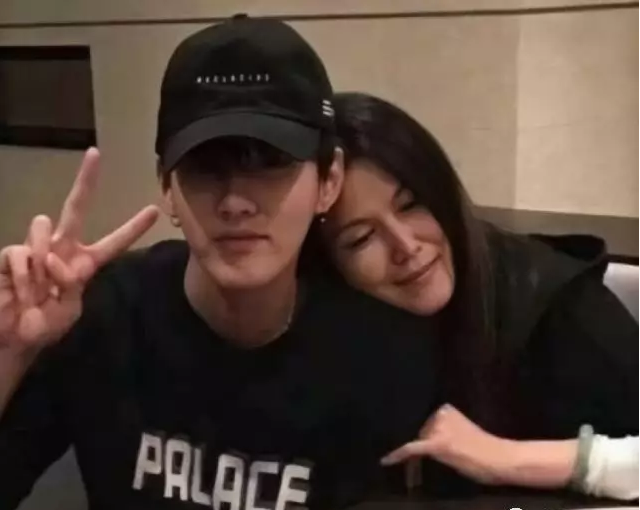 吴亦凡和父母照片妈妈是干什么的 吴亦凡家庭背景家境妈妈再婚