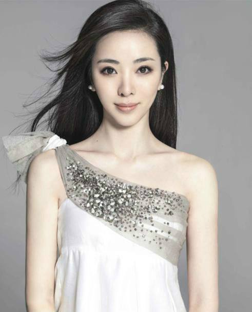 李思思的鼻子怎么是歪的 李思思整容前后对比照片