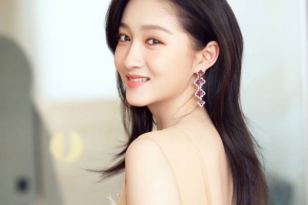 关晓彤和鹿晗恋爱黑料变多了 童星中没有长残的一个